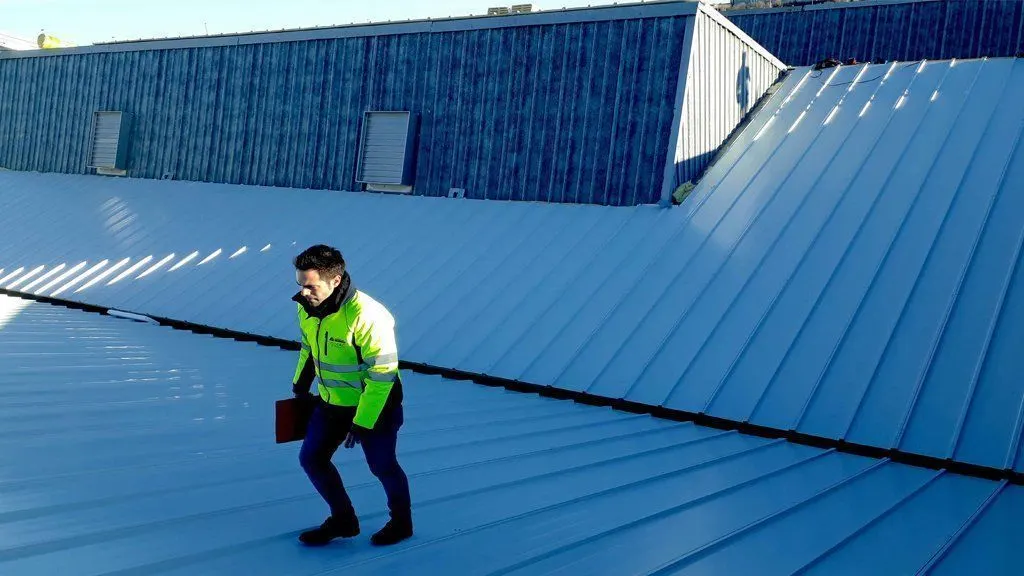 Gabriel Puerma revisando la nueva cubierta metálica de los Talleres Centrales de Metro de Madrid en Canillejas